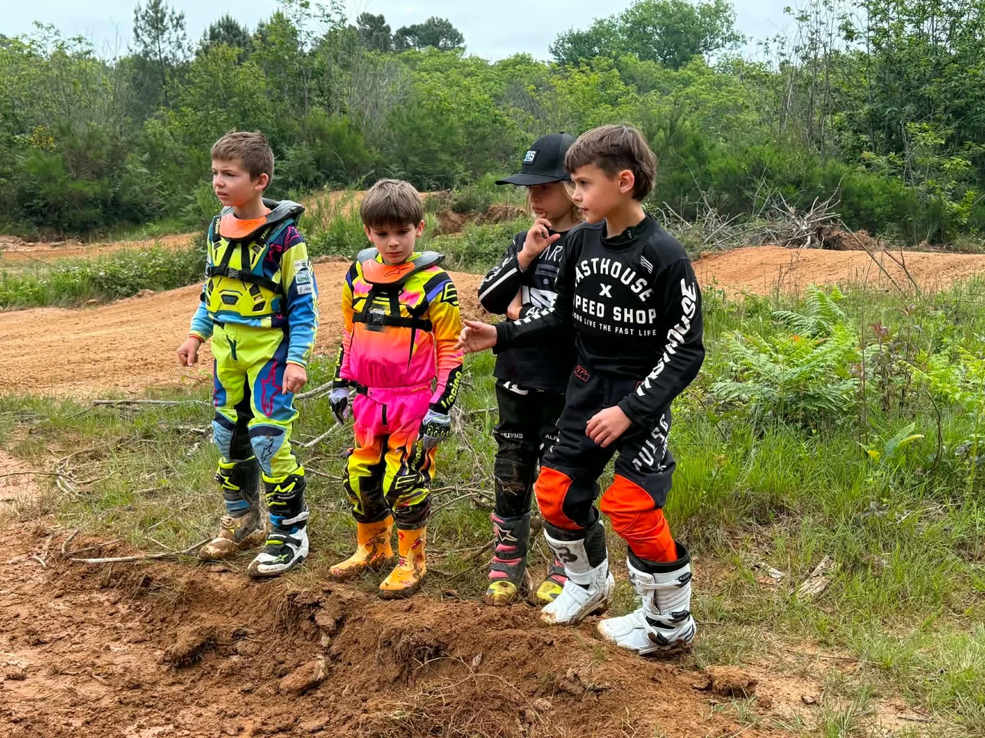 Quatre jeunes pilotes lors d’une séance d’initiation School Rider