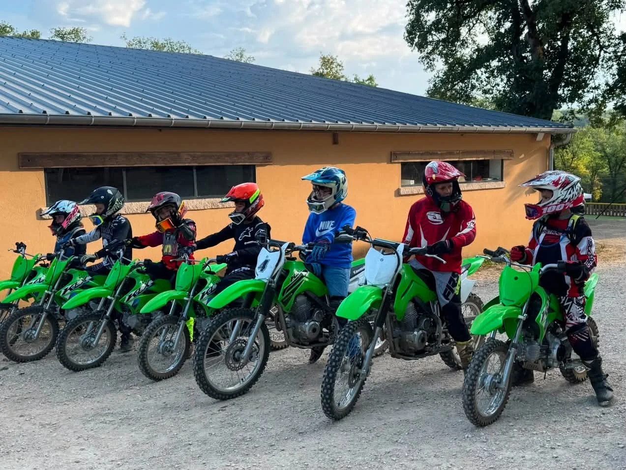 Jeunes pilotes School Rider sur motos Kawasaki
